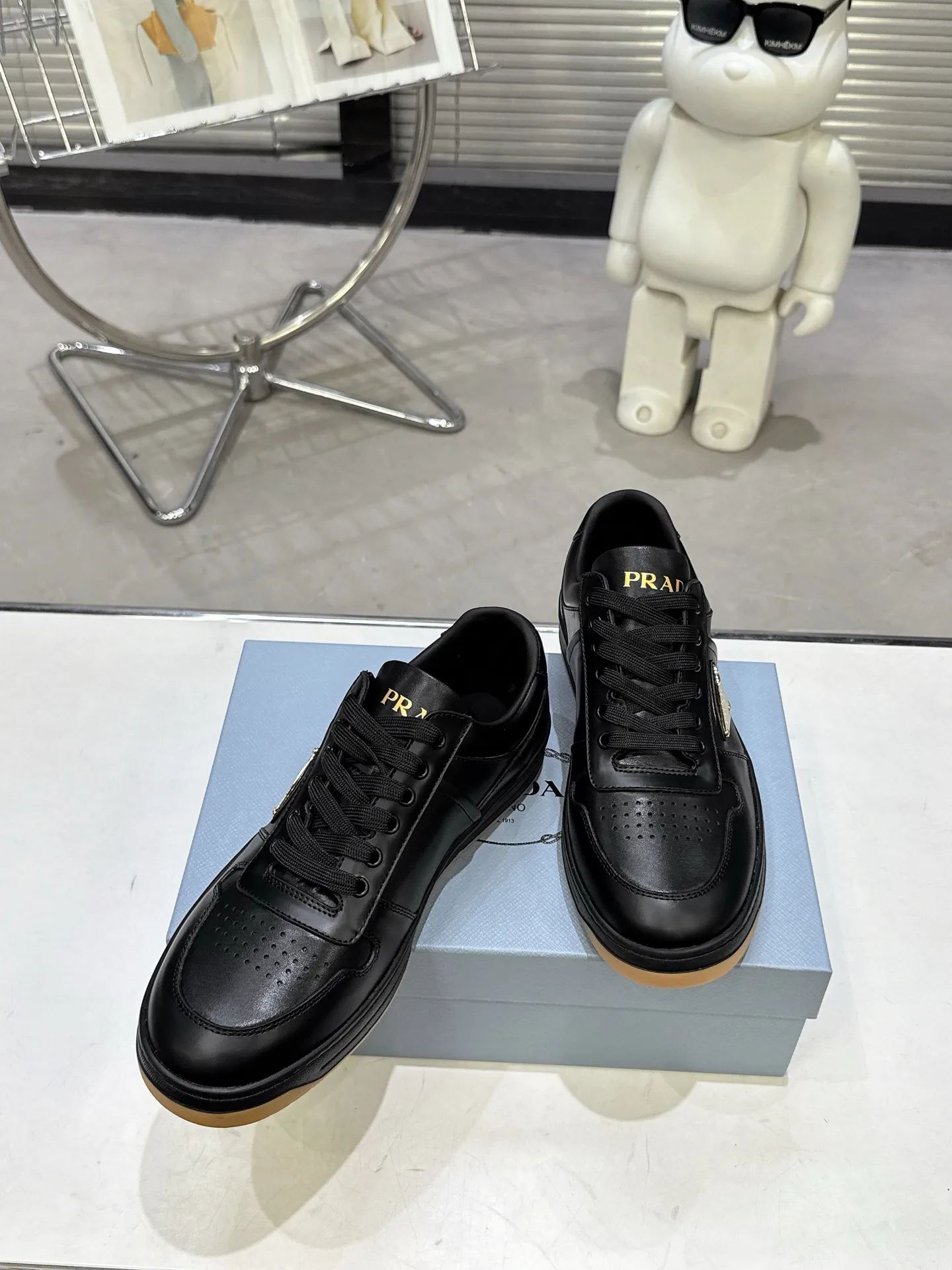 👟👟Ex-factory price 580👟👟 Couple style Prada Latest Downtown Bold series Triangle logo Casual sneakers White shoes Original purchase, development and production Downtown Bold sneakers are inspired by the basketball shoes of the 1980s, with a sporty design and exquisite details. Crafted from perforated leather, the statement platform sole provides a unique, modern style. The Prada logo is interpreted from different angles, decorated with the iconic enameled triangular metal logo, highlighting the unique classic style. Exquisite packaging at the delivery counter🛍📦 ▪️Fabric: Original custom imported first-layer cowhide ▪️Lining: Original imported soft sheepskin ▪️Outsole: Original open-molded rubber bottom material ▪️Size: Women's 35-40 Men's 39-45